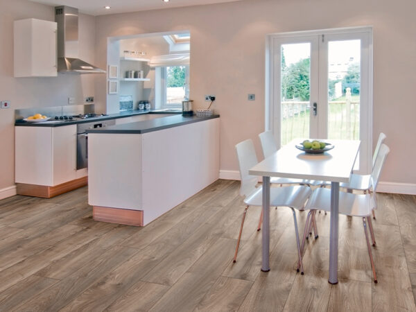 MAMMUT LONG PLANK MACRO OAK BROWN LAMINATE FLOORING AC5