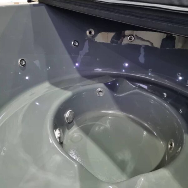 Acrylic hot tub with external heater - Image 20