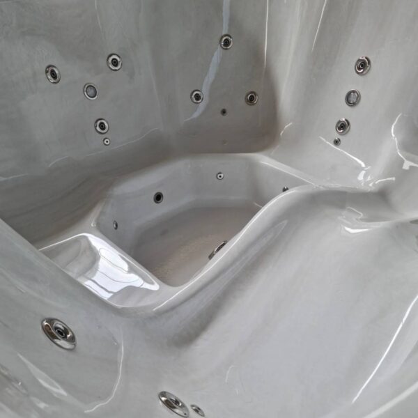 Acrylic square hot tub with external heater - Image 9