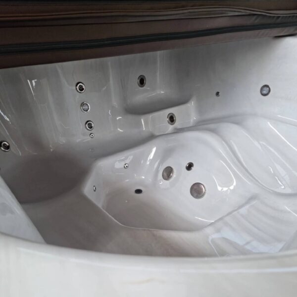 Acrylic square hot tub with external heater - Image 10