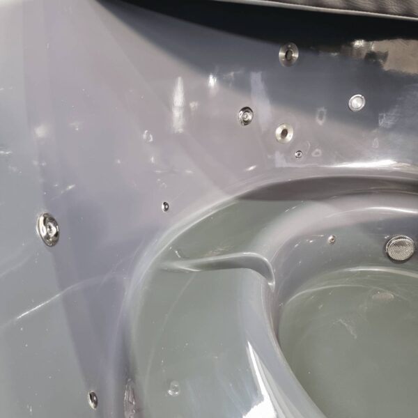 Fibreglass hot tub with external heater - Image 10