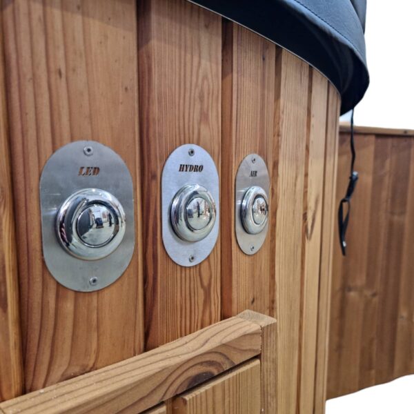 Fibreglass hot tub with external heater - Image 11