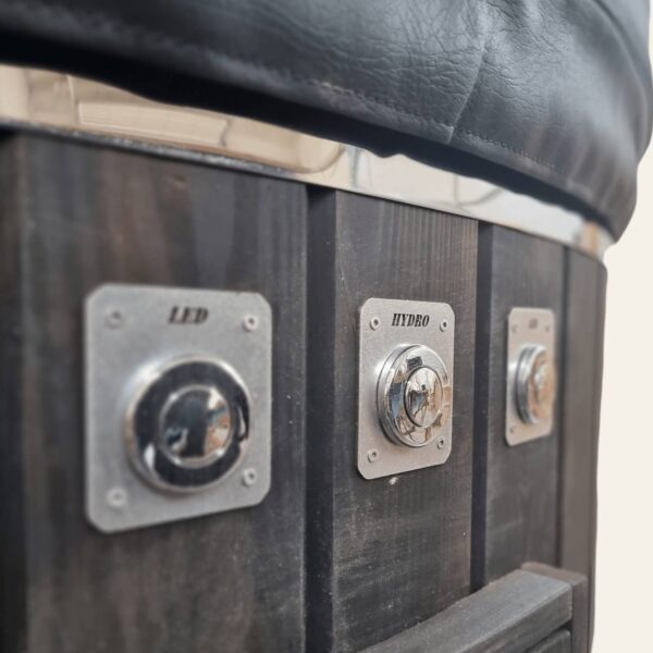 Fibreglass hot tub with external heater - Image 15