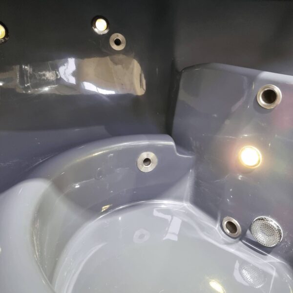 Fibreglass hot tub with integrated heater - Image 13