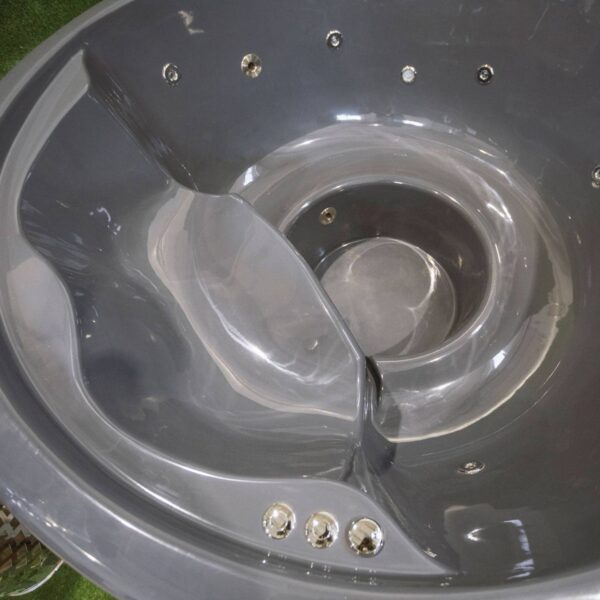 Fibreglass hot tub with integrated heater - Image 20