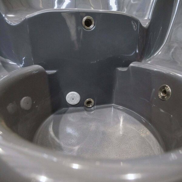 Fibreglass hot tub with integrated heater - Image 21